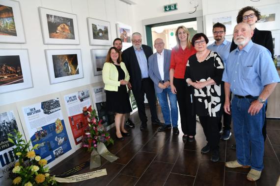 Gruppenfoto vor der Ausstellung