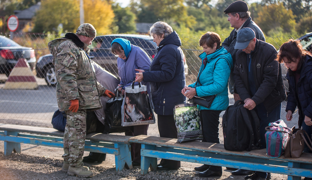 Zivilisten überqueren einen Checkpoint an der Kontaktlinie. Foto: © European Union / ECHO / Oleksandr Ratushniak / CC BY-ND 2.0