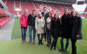 Eine Gruppe von Stipendiatinnen und Stipendiaten der Journalistischen Nachwuchsförderung (JONA) hat jetzt den Fußball-Bundesligisten 1. FSV Mainz 05 besucht.