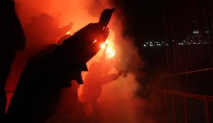 Fußballfans zünden im Stadion ein Bengalisches Feuer. | © funky1opti / Flickr / CC BY 2.0