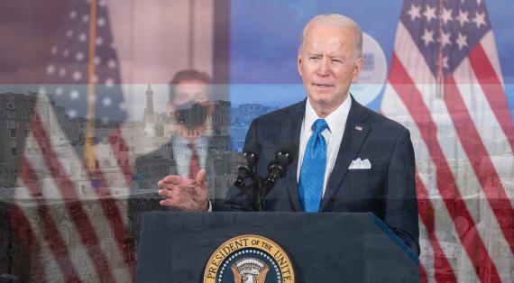 Bildcollage mit Präsident Joe Biden vor der der US-amerikanischen und der jemenitischen Flagge sowie einer Stadtansicht von Sanaa