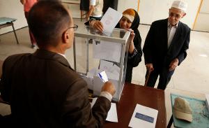 Eine Wählerin wirft ihren Wahlschein in eine Wahlurne in Rabat, Marokko | © Youssef Boudlal / Reuters