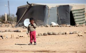 Ein Kleinkind steht alleine vor einem Zelt im Flüchtlingscamp Zaatari | Foto: Salah Malkawi/UNDP/Flickr/CC 2.0