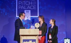 Die Preisträgerinnen Theresa Maier (r.) und Rebekah Scheuerle mit dem Moderator Michael Hayman.