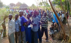 Wählerschlangen an ländlichen Wahlstationen in der Region West Nile