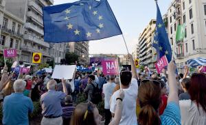 Demonstranten schwenken die Europa-Fahne und plädieren für "Ja" beim bevorstehenden Referendum in Griechenland. | Foto: dpa