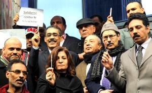Ägyptische Journalisten halten Stifte hoch als Zeichen der Solidarität mit den Opfern der Pariser Attentate | Foto: dpa