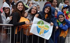 Jugendliche warten im Regen beim Weltjugendtag 2013 in Rio de Janeiro auf Papst Franziskus. | Foto: JMJ Rio 2013 / Flickr