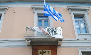 Ein Protestplakat hängt am Balkon des öffentlich-rechtlichen Rundfunks ERT. Athen hat fünf Fernseh- und 29 Radiofrequenzen abgeschaltet. | Foto: KAS