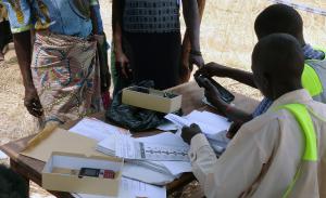 Erstmals kamen elektronische Geräte zur biometrischen Erkennung der Wähler zum Einsatz