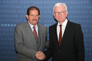 Vizepräsident Angelino Garzón und Dr. Hans-Gert Pöttering, Vorsitzender der Konrad-Adenauer-Stiftung