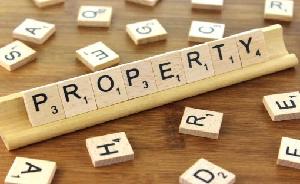 Das Wort "Property" aus Holzbuchstaben