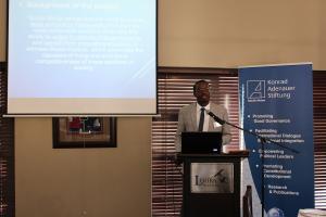 Der Direktor des Mandela-Institut an der Wits-Universität, Prof. Murombo, stellt die vorläufigen Projektergebnisse vor