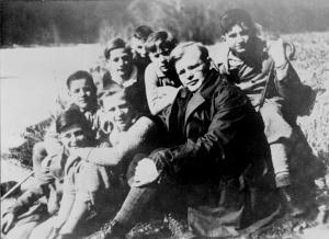 Dietrich Bonhoeffer mit Schülern (1932)