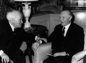 Treffen von Bundeskanzler Konrad Adenauer und dem israelischen Premierminister David Ben Gurion am 14.03.1960 im Hotel Waldorf Astoria in New York. (Quelle: Bundesregierung / Benno Wundshammer / B124-Bild00009354)