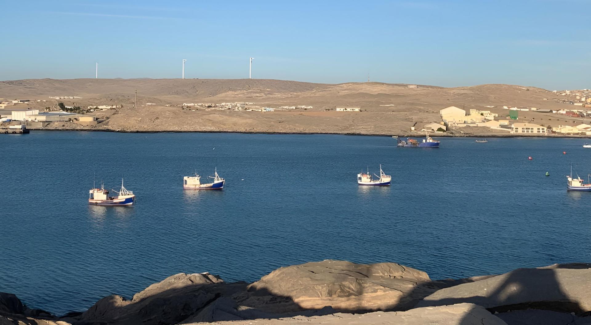 Schwimmende Schiffe in einem Kanal in Namibia. 