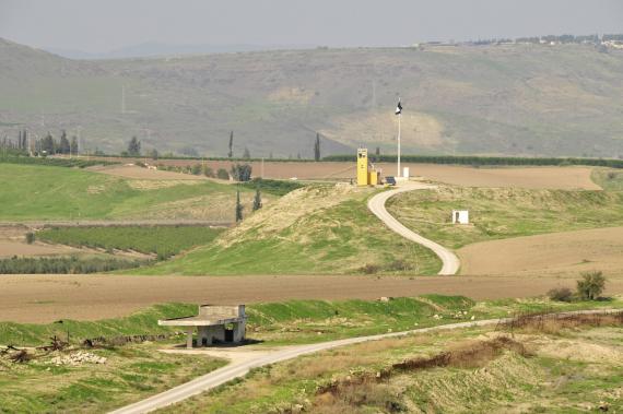 Peace Island, Friedensinsel, hinten ein jordanischer Grenzposten