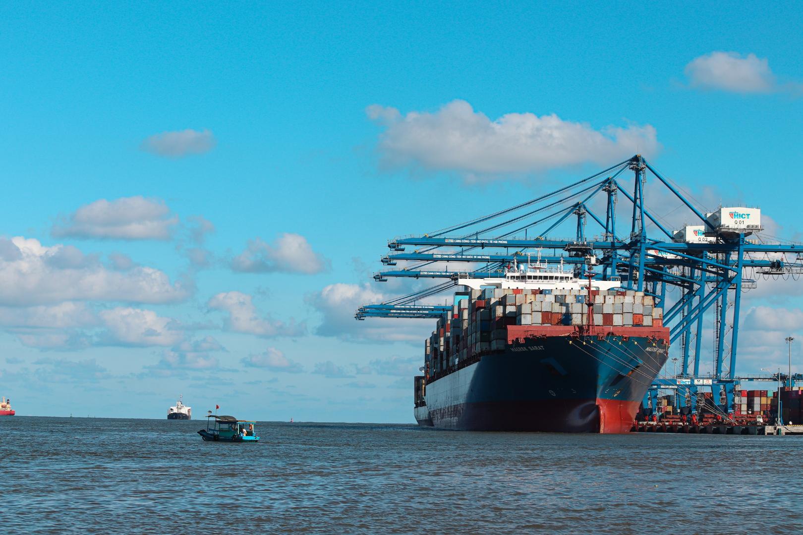 Ein großes Schiff im Wasser