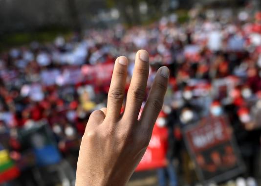 Demonstrant in Myanmar macht 3 Finger Handzeichen