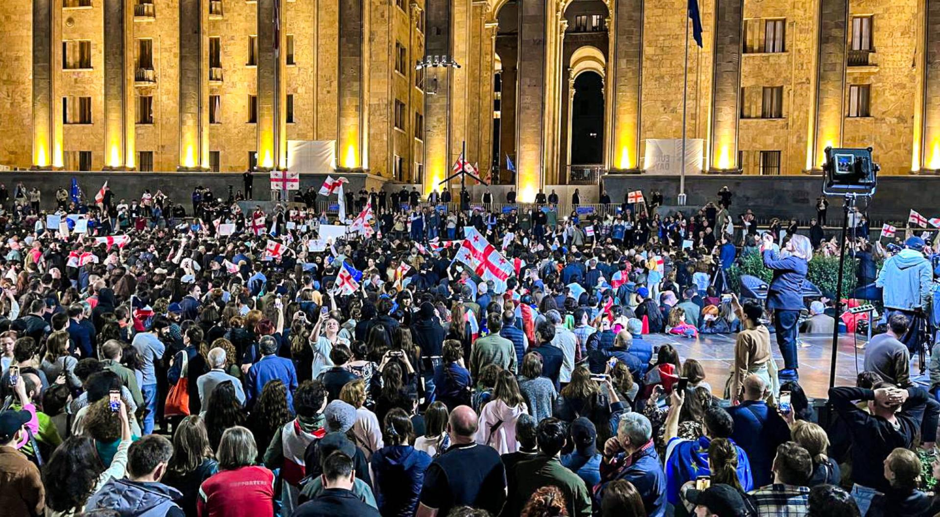 Vor dem Gebäude des nationalen Parlaments in Tiflis findet eine Kundgebung gegen ein Gesetz über ausländische Agenten statt