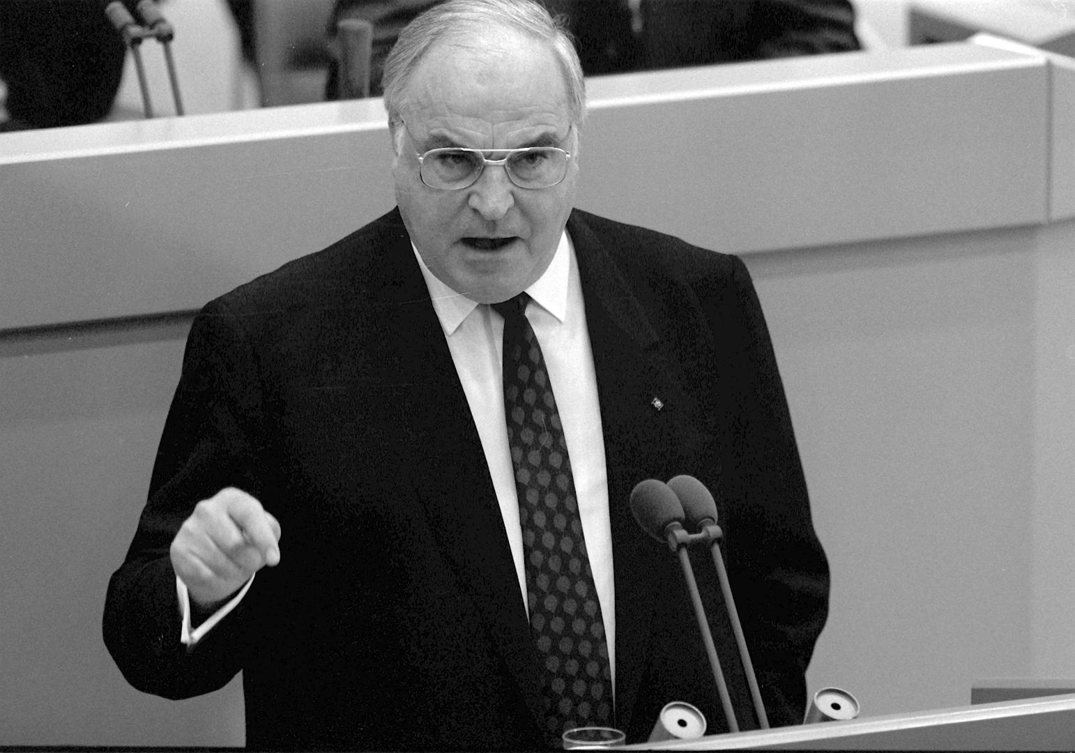 Bundeskanzler Helmut Kohl (CDU) während der Haushaltsdebatte im Deutschen Bundestag in Bonn am 28. November 1989.