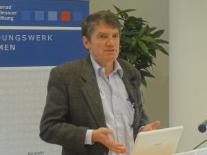 Dr. Rudolf van Hüllen leitete den Workshop zum Linksextremismus