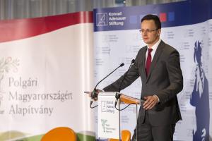 Péter Szijjártó, Minister für Außenwirtschaft und Auswärtige Angelegenheiten, während seiner Rede