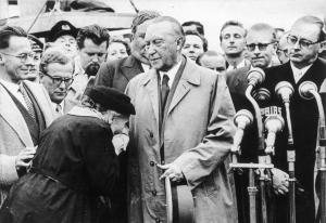 Die Mutter eines Kriegsgefangenen dankt Bundeskanzler Adenauer nach seiner Rückkehr aus Moskau am 14.09.1955 auf dem Flughafen Köln/Bonn für den erfolgreichen Abschluss seiner Verhandlungen mit der sowjetischen Führung. Adenauer hatte erreicht, dass bis Ende 1955 über 15.000 Kriegsgefangene, Internierte und Zivilverschleppte in die Bundesrepublik Deutschland entlassen wurden. (Quelle: Bundesarchiv, B-145, Bild 107546 / CC-BY-SA 3.0)