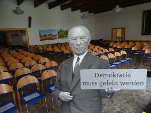Symbolfoto: "Papp"-Konrad Adenauer im Tagungsraum
