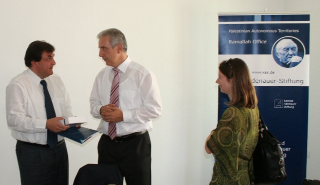 Ministerpräsident des Freistaates Sachsen Stanislaw Tillich überreicht dem ehemaligen palästinensischen Wirtschaftsminister Bassim S. Khoury zum Abschluss eine Schale aus Meissener Porzellan