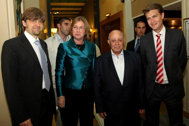 V.l.n.r.: Dr. Lars Hänsel, Tzipi Livni, Ahmed Qurei und Felix Dane im King David Hotel, Jerusalem