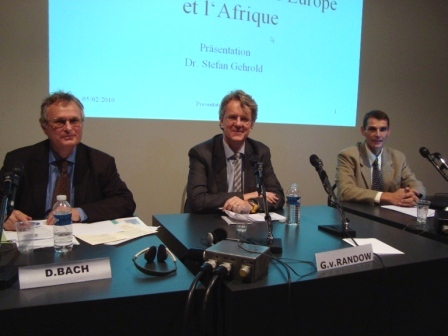 (von l. nach r.) Daniel Bach, Moderator Gero von Randow und Dr. Stefan Gehrold