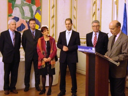In seiner Rede lobte Alain Juppé den Deutsch-Französischen Dialog über Europa, der seit 5 Jahren in Bordeaux stattfindet, und versicherte den Organisatoren, dass die Stadt weiterhin diese Veranstaltung unterstützen wird