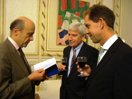 Dr. Gerhard Wahlers und Jörg Wolff übermitteln Alain Juppé die neueste zweisprachige Publikation der KAS-Paris zum Thema Das Urteil des Bundesverfassungsgerichts zum Vertrag von Lissabon und seine Folgen für den europäischen Einigungsprozess