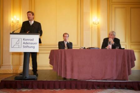 (von l. nach r.) Minister Pofalla, Reinhard Schäfers, Botschafter der Bundesrepublik Deutschland, und Jörg Wolff, Direktor des Auslandsbüros der KAS in Paris