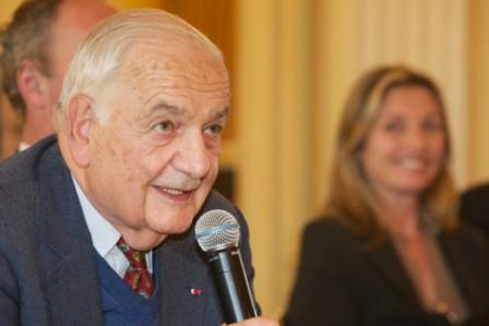 Prof. Dr. Alfred Grosser stellte ebenfalls Fragen an den Minister