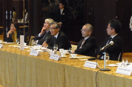 Ai Ozawa (Keio University), Shinsuke Tanaka (TBS), Prof. Takashi Inoguchi (University of Niigata Prefecture), Tetsuya Jitsu (Nikkei Inc.), Yasuhiko Yoshida (MOFA)