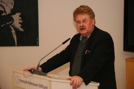 MdEP Elmar Brok bei seiner Grundsatzrede während des Abendessens am 12. April