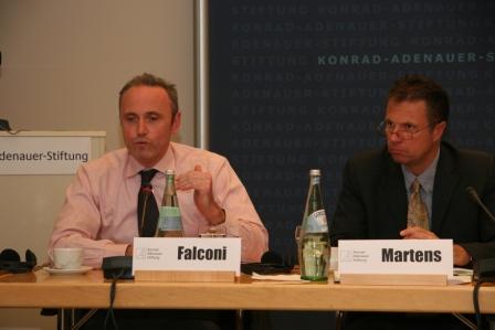 (von l. nach r.) Bostchafter Jean-Louis Falconi, Moderator Prof. Dr. Stephan Martens