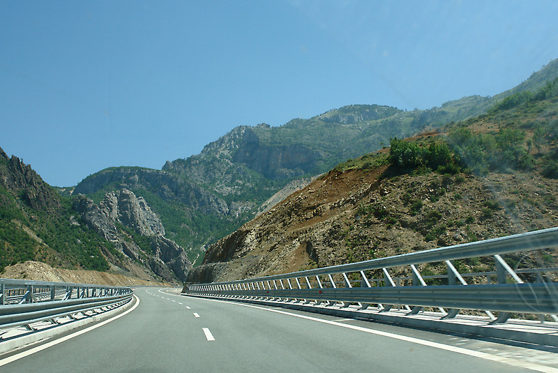 Die Autobahn Durres-Kukes verbindet Albanien mit dem benachbarten Kosovo