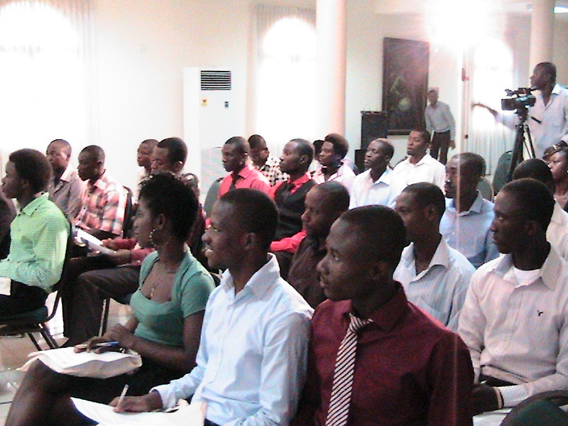 Ghanaische Studenten, Vertreter von NGOs sowie der Presse waren zu Gast