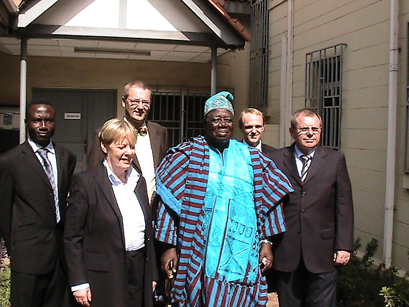 Einer der "Traditional Leaders" aus Ghana mit weiteren Teilnehmern der Veranstaltung