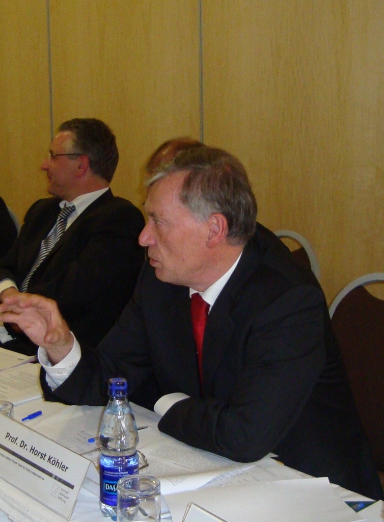 Prof. Dr. Horst Köhler was discussing the issue of unemployment with the members of the Think Tank