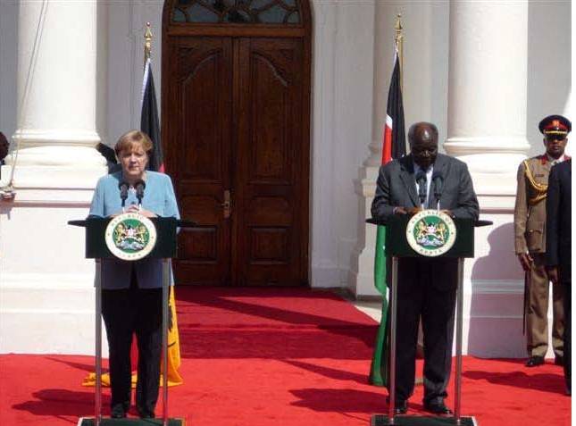 Bundeskanzlerin Dr. Angela Merkel bei der Pressekonferenz mit Präsident Mwai Kibaki vor dem State House in Nairobi