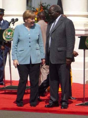 Bundeskanzlerin Dr. Angela Merkel mit Präsident Mwai Kibaki vor dem State House in Nairobi