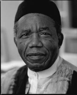 Chinua Achebe ist ein nigerianischer Schriftsteller aus dem Stamm der Igbo. Sein erster Roman ''Things Fall Apart'' (1958) gilt als grundlegendes Werk der afrikanischen Literatur.