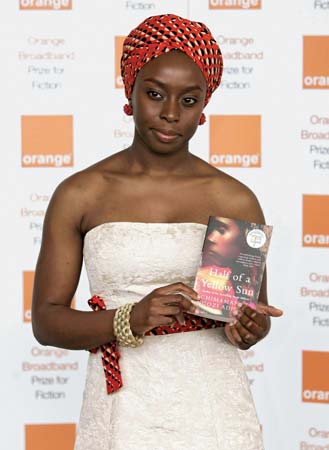 Chimamanda Ngozi Adichie ist eine Schriftstellerin mit Muttersprache Igbo. (Quelle: www.britannica.com)