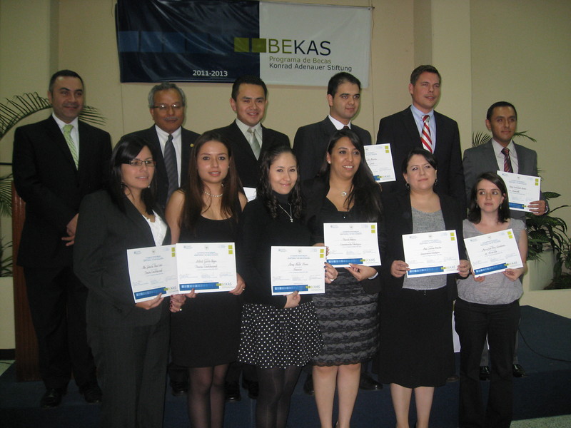 Acto de entrega de becas, ceremonia, entrega oficial, becas
