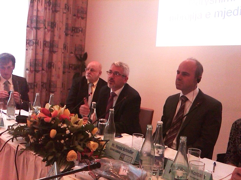 Dikussionen über Klima in Albanien. Aus dem Round-Table-Gespräch am 06. Dezember 2011.