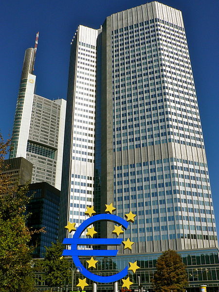 Gebäude der EZB in Frankfurt/M. (Quelle: ArcCan, Wikimedia CC-by-sa 3.0) Gebäude der EZB in Frankfurt/M. (Quelle: ArcCan, Wikimedia CC-by-sa 3.0)